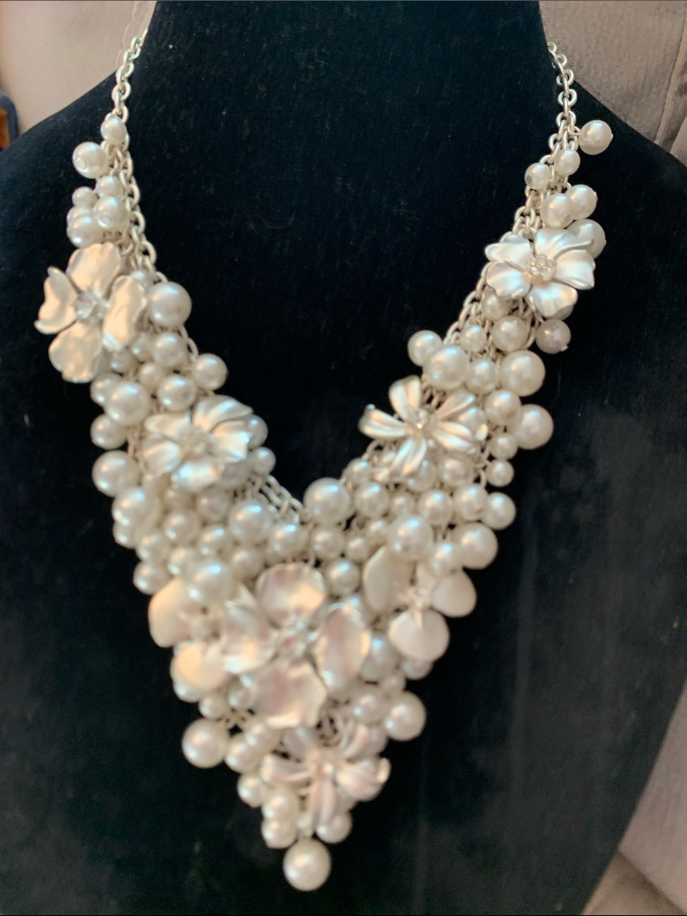 NWOT Pearl Floral Statement Necklace - White